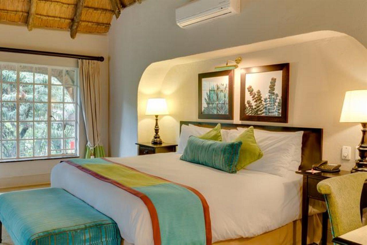 Mount Grace Hotel & Spa Magaliesburg Extérieur photo A bedroom at the Tintswalo Safari Camp