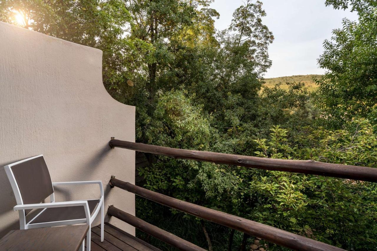 Mount Grace Hotel & Spa Magaliesburg Extérieur photo A balcony at the hotel