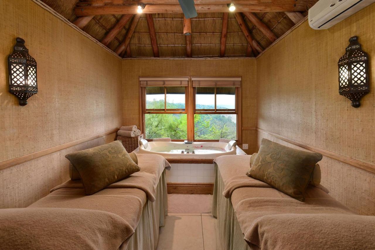 Mount Grace Hotel & Spa Magaliesburg Extérieur photo A bathroom at the Balesin Island Club