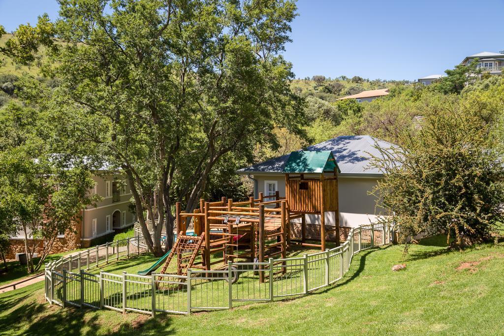 Mount Grace Hotel & Spa Magaliesburg Extérieur photo A treehouse in a backyard