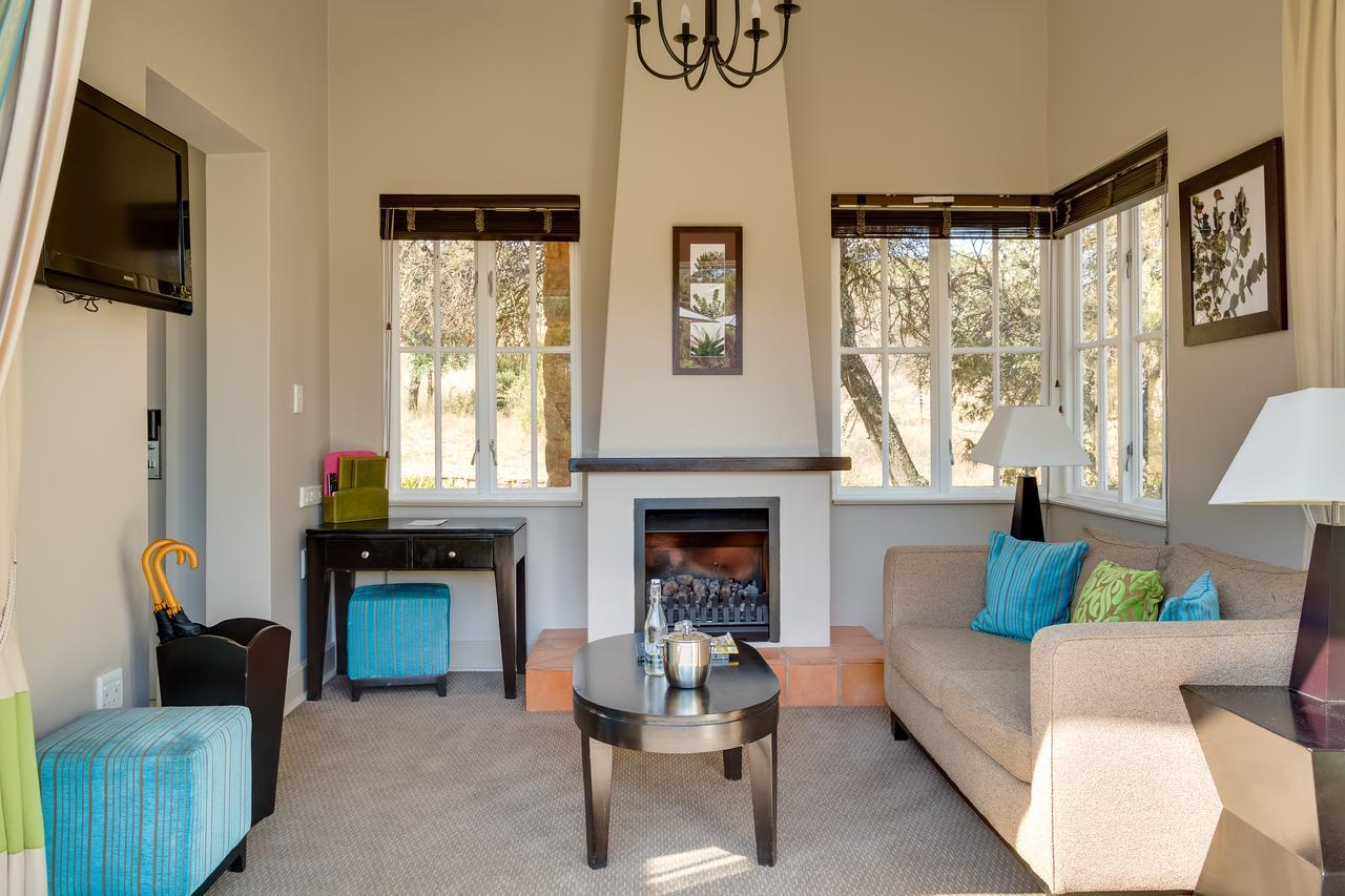 Mount Grace Hotel & Spa Magaliesburg Extérieur photo A living room at the hotel